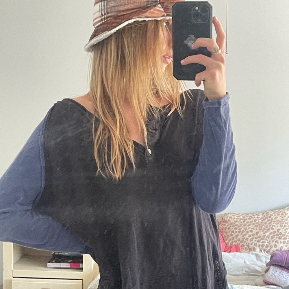 FREE PEOPLE. LONG SLEEVE HENLEY BLACK AND BLUE TOP. OVERSIZE. SIZE MEDIUM.